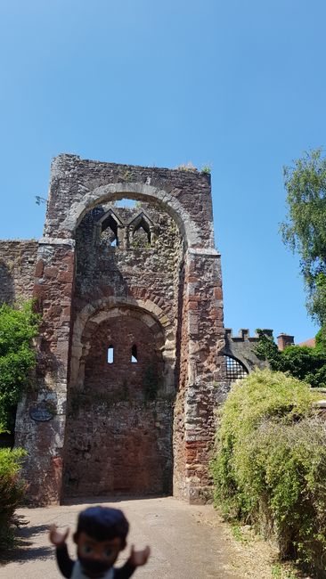 Das alte Normannische Torhaus von Rougemont Castle, welches später vom Zugang rechts davon abgelöst wurde