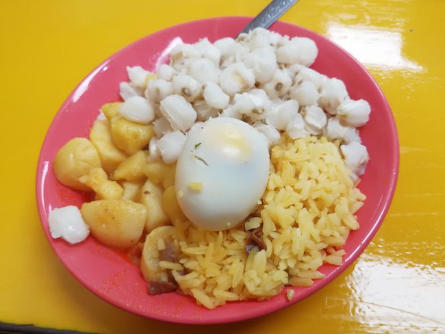 Papas Locas: Kartoffeln, Reis, Ei, Schweinefleisch und Mote (gekochte Maiskörner) 
