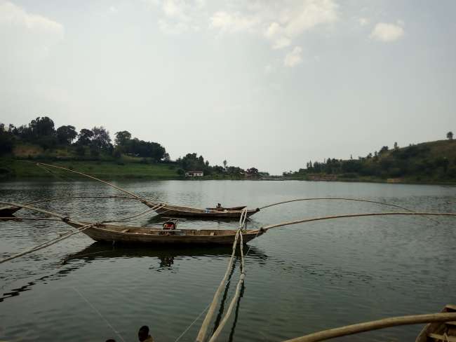 Fischerboote in einem kleinen Dorf
