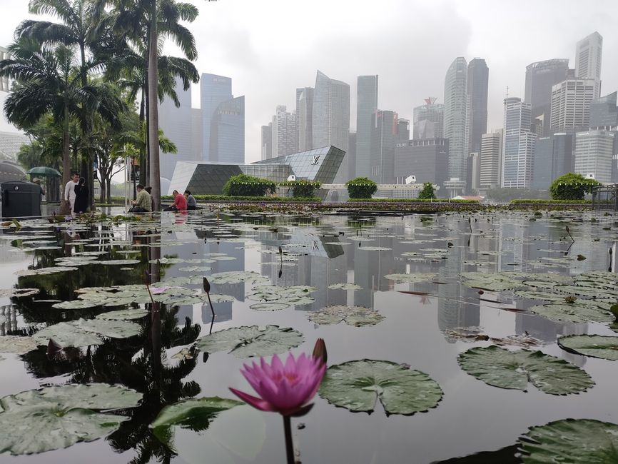 Blick von den SHOPPES AT THE BAY auf das verregnete Singapur