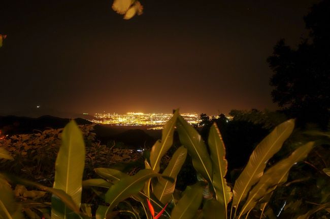 Und nachts erstrahlt Santa Marta in der Ferne.
