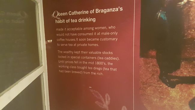 Die Königin Catherina of Braganza hat es geschafft, dass auch das Teetrinken unter Frauen akzeptabel geworden ist. Davor haben ihn lediglich Männer in lediglich für Männer zugangsberechtigten Kaffeehäusern getrunken. Daher ist es heute üblich, dass in britischen Privatwohnungen heutzutage Tee serviert wird.