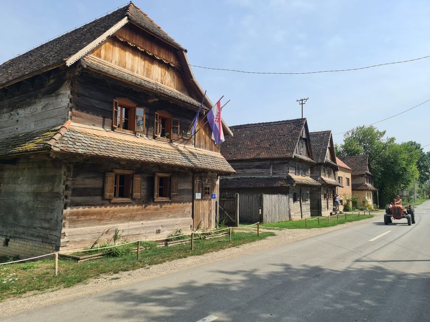 Die typischen Häuser der Lanjsko Polje.