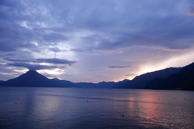 Der erste Sonnenuntergang am See Atitlán. 