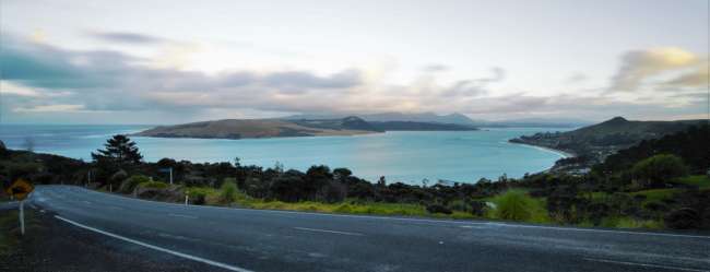 Meer, Bäume, Berge, Dünen, Wolken, leere Straßen: Classical NZ!