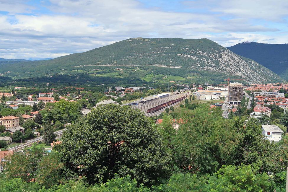 Der Blick vom Kloster Kostanjevica hinunter auf den Bahnhof von Nova Gorica. Im Bild rechts ist der slowenische Teil der Stadt zu sehen, links der italienische.