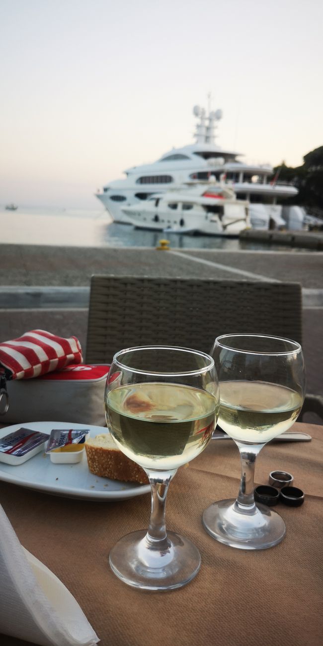 Hier noch random ein Bild von unseren Weingläsern neulich. Im Hintergrund die 80 Million Dollar Yacht, in die wir uns für 1 Nacht eingebucht haben... Spaß... Ich trinke gar keinen Weißwein! 