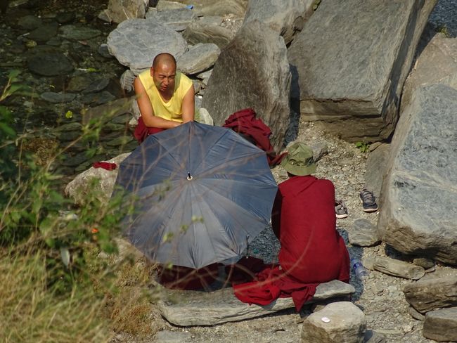 Tibetsiche Mönche am Wasserfall