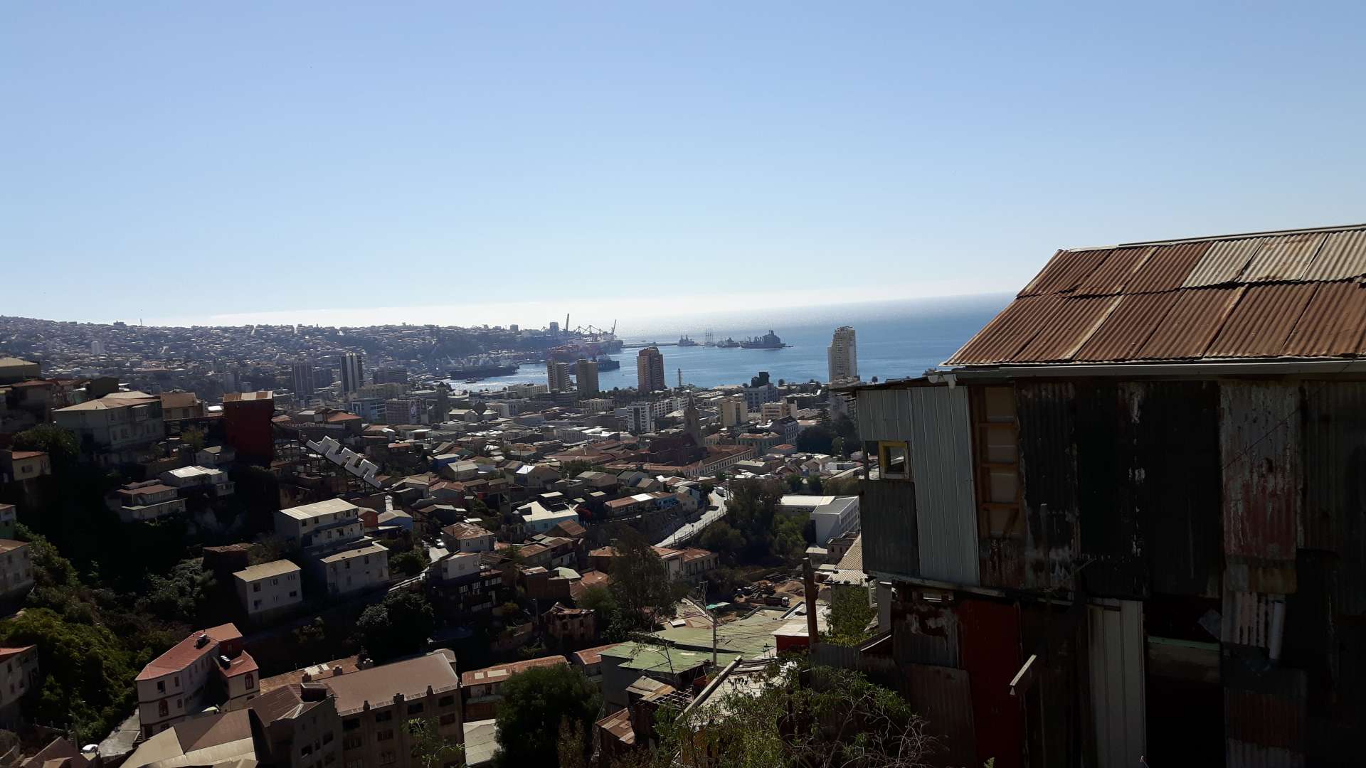 Wooden house next to wooden house. The Chilean government provides sports fields so that Valparaiso belongs to everyone