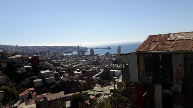 Holzhaus an Holzhaus. Die chilenische Regierung sorgt für Sportplätze, damit Valparaiso allen gehört