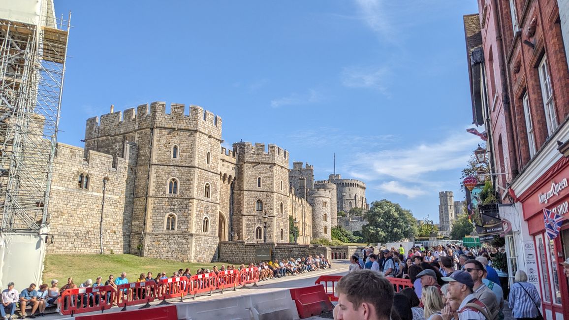 London Calling: A traffic mess, elite schools and a boat trip on the Thames 👑 🇬🇧