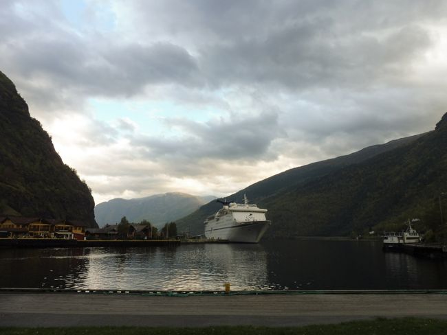 Kreuzfahrtschiff im Aurlandsfjord