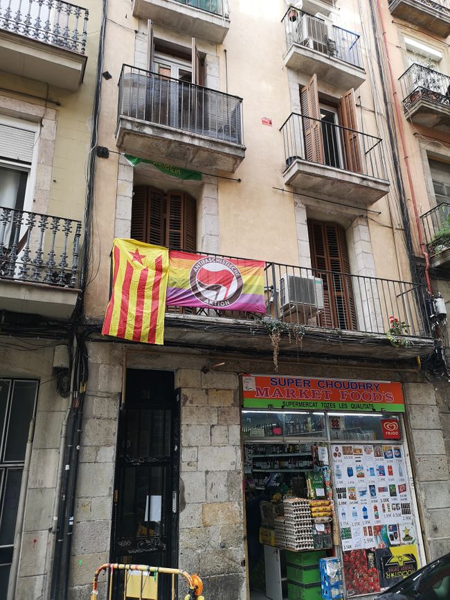 Es gibt verschiedene Versionen der katalanischen Flagge. Die offizielle ist einfach gelb-rot gestreift. Seit der Unabhängigkeitsbewegung 2017 gibt es noch die Version mit eingezogenem blauem Dreieck mit weißem Stern drin. Den doll Linken geht das nicht weit genug - hier sind Dreieck und Stern auch gelb-rot (s. Bild). Und wenn das nicht reicht, hilft nur noch eine deutsche Antifa-Fahne