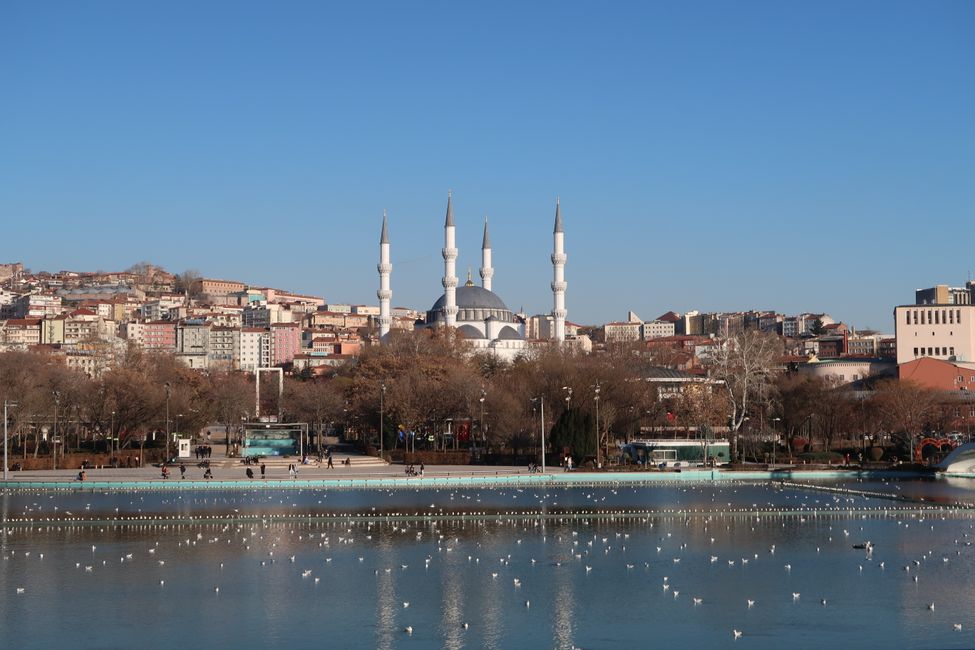 Blick auf die Melike-Hatun-Moschee vom Genclik-Park