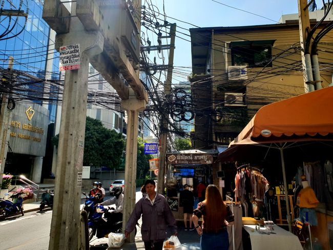 typische Kabelsituation in Bangkok 