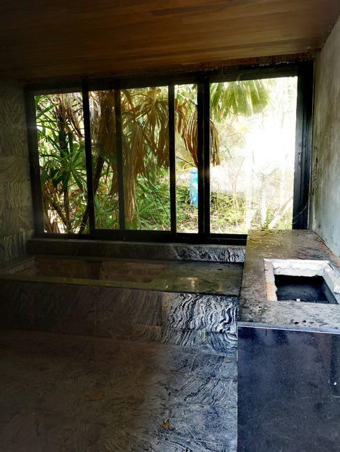 Fast fertig gestelltes Marmor-Bad auf Kho Kham 