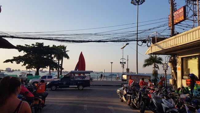 Pattaya am Abend am Strand. 