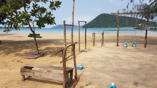 During the day, we explored the island a bit. We found this outdoor gym.