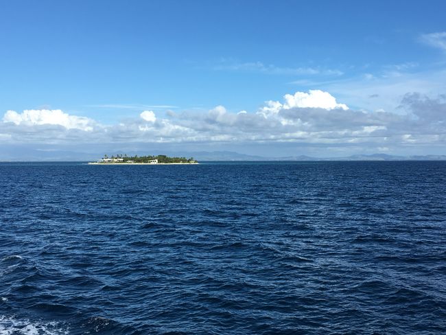Fast unwirklich: kleine Inselchen mit Ressorts drauf