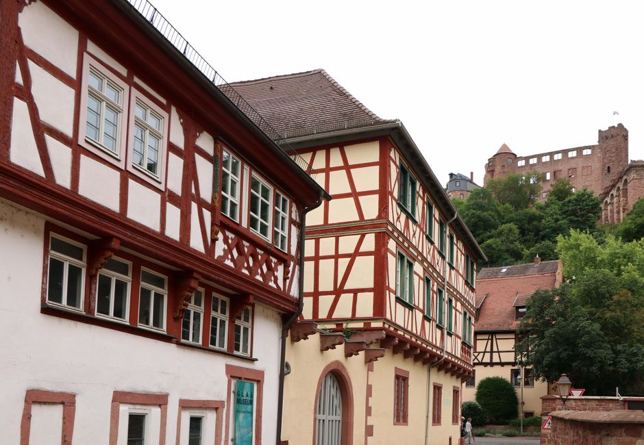 Das Glasmuseum mit dem Blick auf die Burg Wertheim.