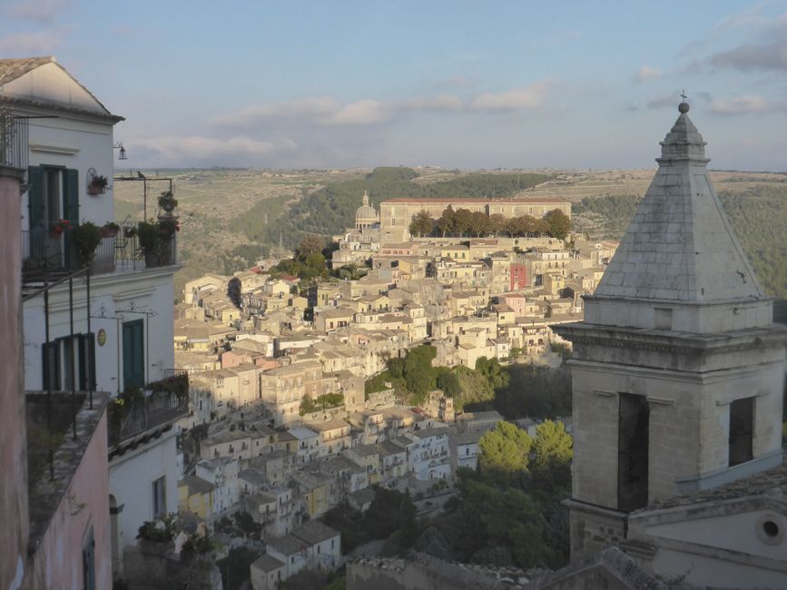 Blick auf Ragusa Ibla und das Mühlental im Hintergrund