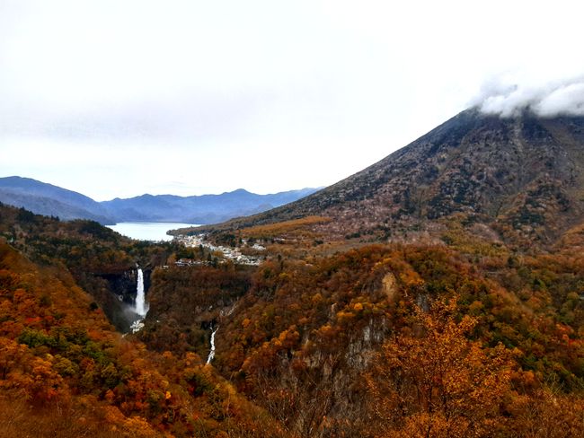 und schließlich am anderen Ende der Akechidaira Seilbahn - Blick auf den Kegon Wasserfall und den Chuzenji See