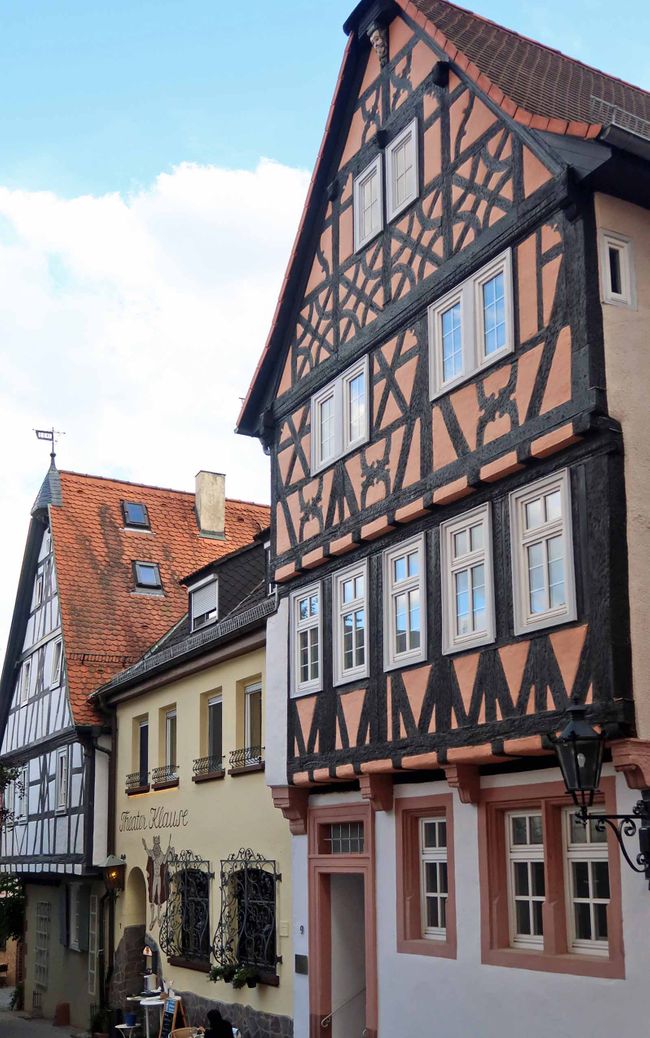 Diverse Fachwerkhäuser in der Altstadt von Aschaffenburg . . .