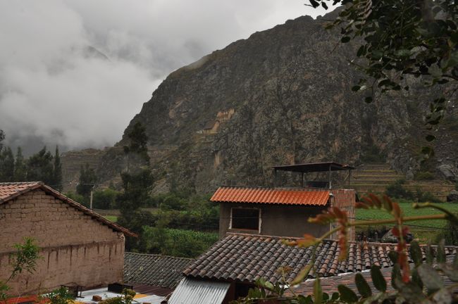 Die Inka suchten sich heilige Orte für Ihre Anlagen aus. Der Berg erinnerte die Könige an einen Kondor, auf dessen Rücken die Festung gebaut wurde. Nächstes Suchbild: Wer sieht den Andenvogel?