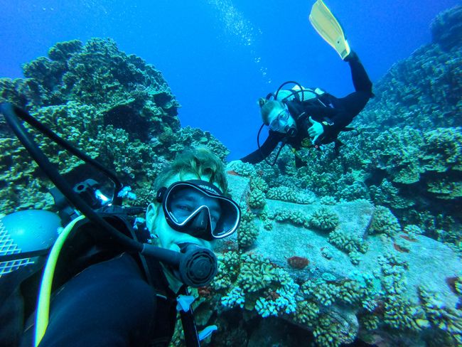 Tauch-Selfie mit dem Unterwasser-Moai (Replika für einen Film)