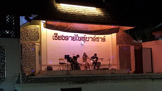...bei Livemusik auf dem Nachtmarkt in Chiang Rai.