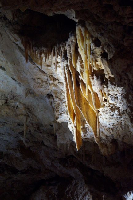 Stalactites that look like tablecloths