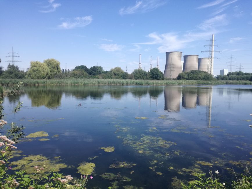 Kraftwerksidylle mit Naturschutzgebiet