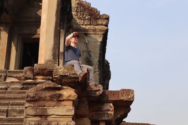 Martin sieht irgendwas in Angkor Wat.