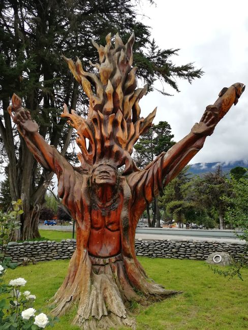 Eine der vielen geschnitzen Holzfiguren in El Bolsón