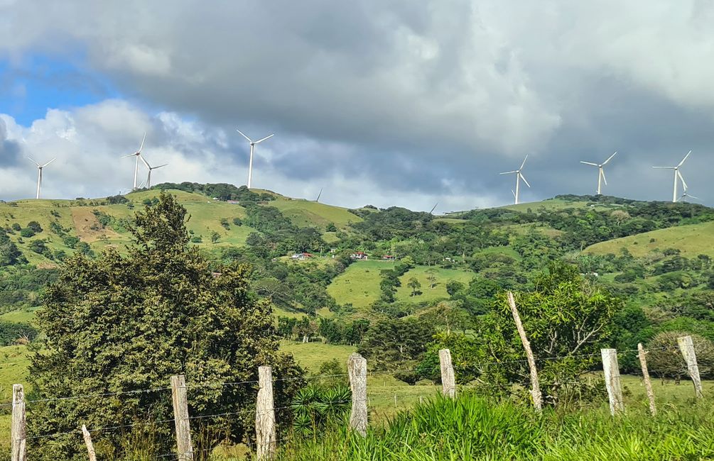 Costa Rica setzt stark auf erneuerbare Energien, die 98% des Strombedarfs abdecken.