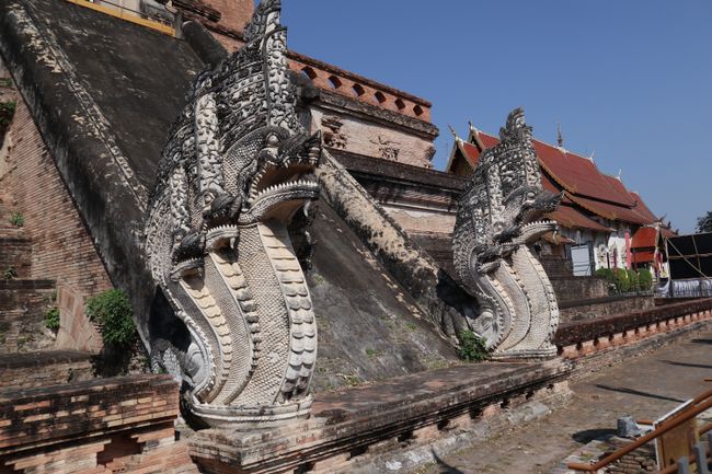 Wachen am Wat Chedi Luang.