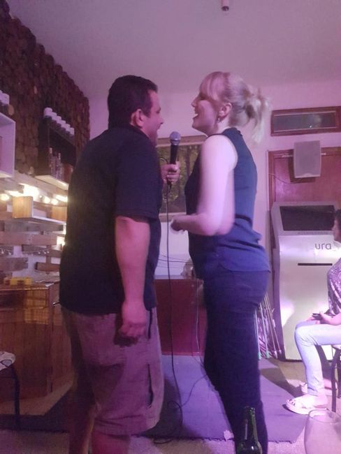 Lili & Roberto beim Karaoke
