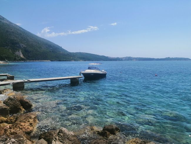 18.06.19, we make a bathing stop in Croatia and then drive to Dubrovnik and stay in Podaca. Unfortunately, free camping is prohibited in Croatia and not tolerated. We accept it and go to a small campsite. Well, it's not really my thing but it has to be done.