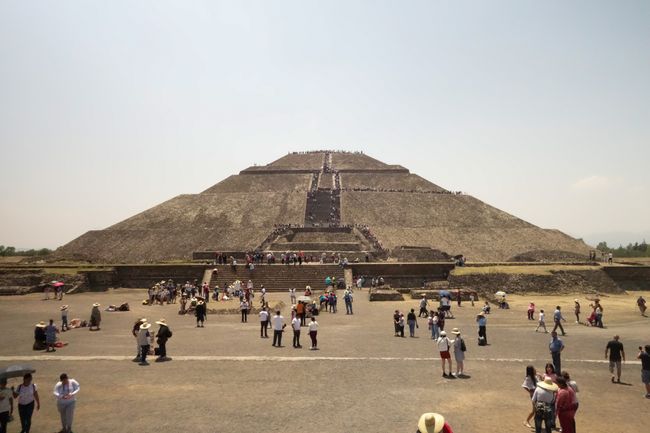 Bevor es weiter zu den Pyramiden von Teotihuacan geht. Blick auf die große Sonnenpyramide. 