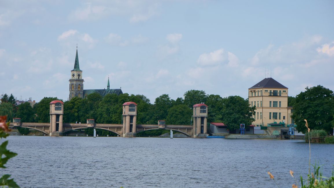 Wasserkraftwerk und Děkanský kostel sv. Jiljí Nymburk