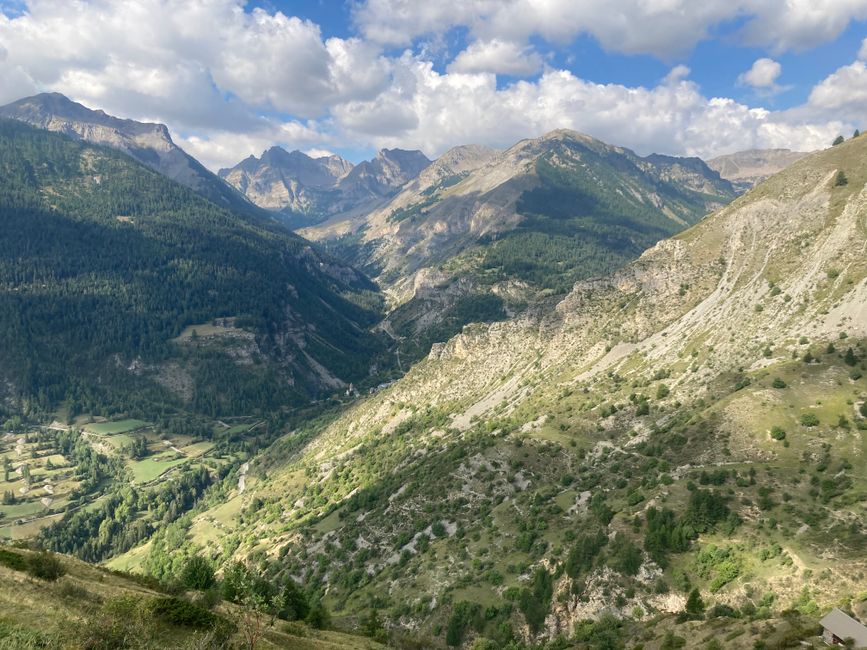 Abstieg vom Col de la Colombière mit St-Dalmas-le-Selvage im Tal unten