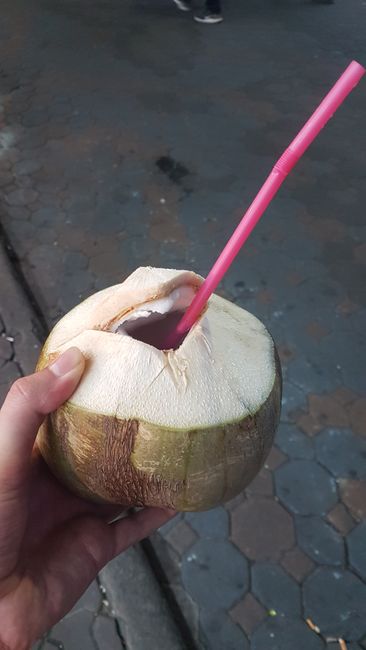 Kokosnusswasser direkt aus der Kokosnuss :). 