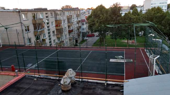 Hotel's own tennis court! 😒