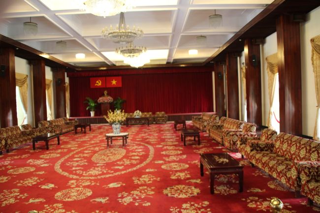 Konferenzsaal; Ho-Chi-Minh Büste auf der Bühne, im Raum Sofas