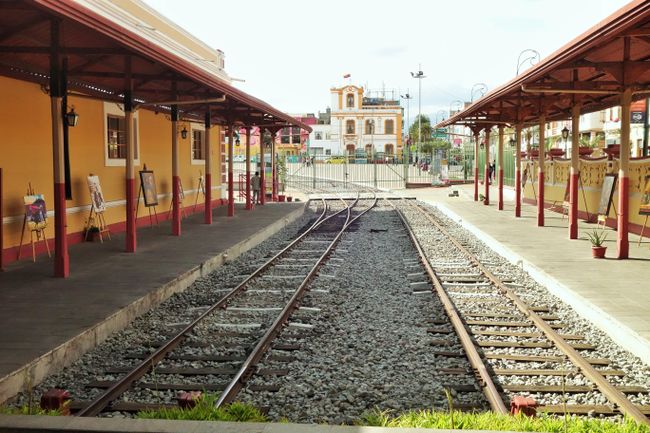 Früher ist der Zug bis nach Riobamba gefahren. Heute ist der Bahnhof allerdings geschlossen. An den Wochenenden fährt noch eine historische Bahn Richtung Chimborazo.