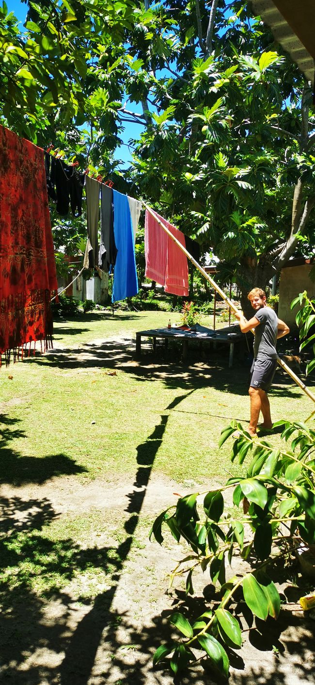 Mandi beim Wäscheaufhängen FidschiStyle