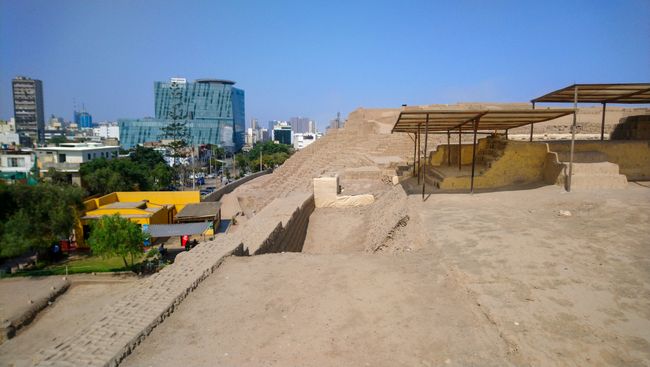 Diese Hügel sind innen jedoch nicht ausgebaut und dienten in erster Linie für Zeremonien. Sie bildeten den Mittelpunkt der Siedlung, die rund um die Pyramiden errichtet wurden. 