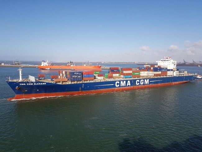 In Rotterdam kreuzen wir das baugleiche Schwesterschiff, die CMA CGM Alcazar