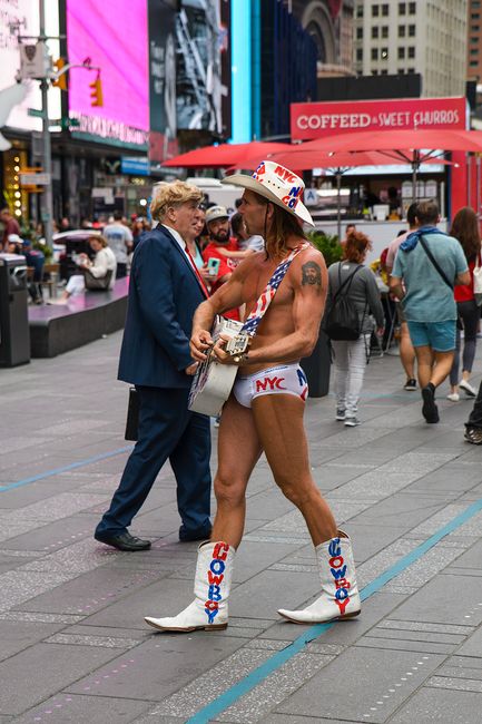 Naked Cowboy und Trump beim Times Square