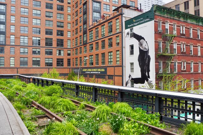 High Line von NYC, alte Gleise die in einen kreativen Garten umfunktioniert wurden 